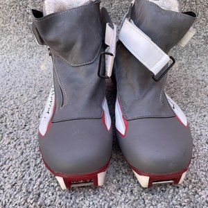 Salomon Women's Siam 7 Pilot Cross Country Nordic Ski Boots Size 8 SNS Binding